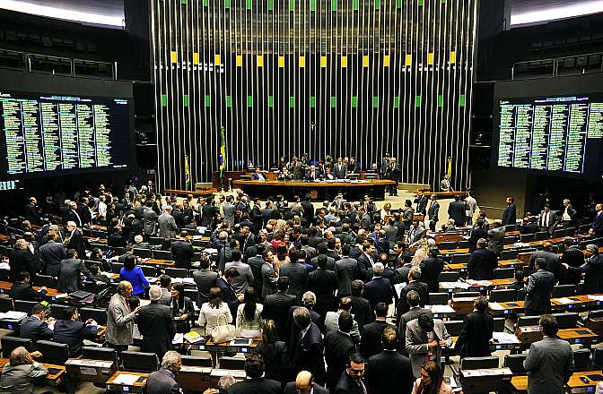 Vergonha! Câmara vai bancar passagens para mulher de deputado
